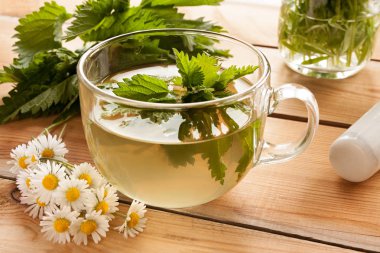 Ahşap bir masa taze hazırlanmış ısırgan çayı