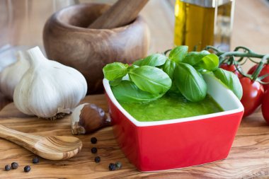 Taze İtalyan fesleğen pesto ahşap bir masa üzerinde