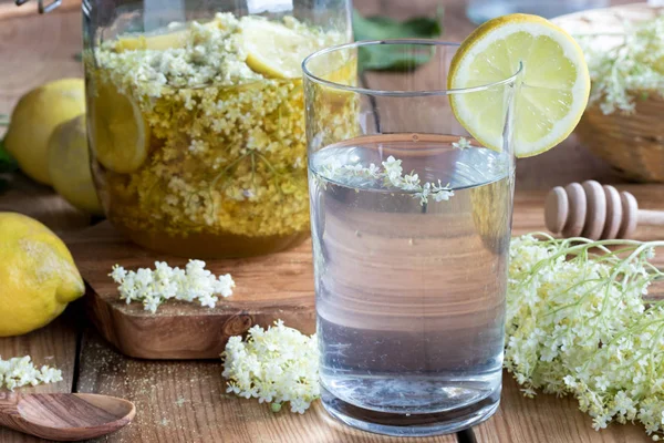 Лимонад з старого квіткового сиропу — стокове фото