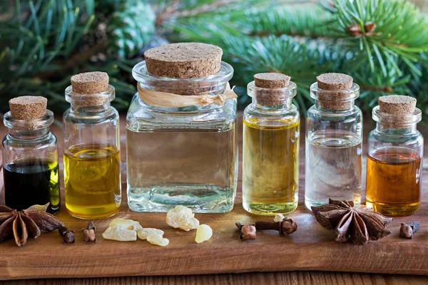 Selectie van etherische oliën met Kerstmis specerijen en ingrediënt — Stockfoto