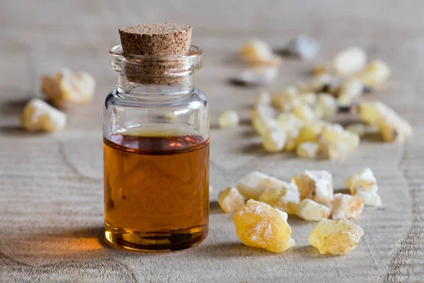 Buhur esans ve buhur kristal bir şişe