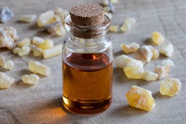 Buhur esans ahşap arka plan üzerinde bir şişe