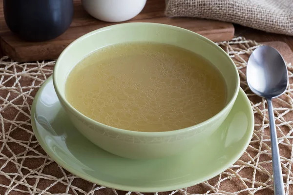 Kaldu tulang ayam disajikan dalam mangkuk sup hijau — Stok Foto