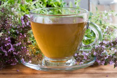 Breckland kekik çay ahşap bir masa üzerinde