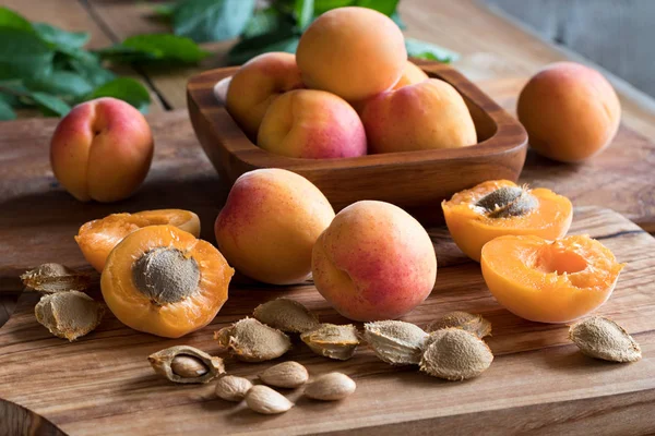 Свіжі стиглі абрикоси на дерев'яному столі — стокове фото