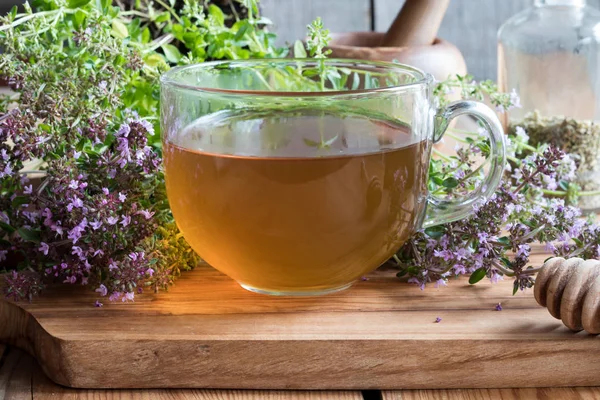 Breckland kekik çay ahşap bir masa üzerinde