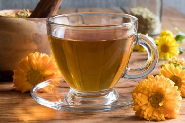 Calendula çay ve ahşap bir masaya calendula çiçek