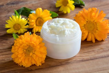 Calendula krem backgrou calendula çiçeklerle bir kavanoz