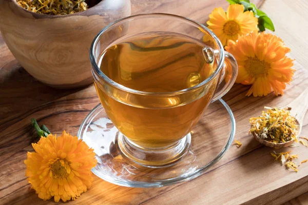 Calendula çay içinde belgili tanımlık geçmiş calendula çiçekli