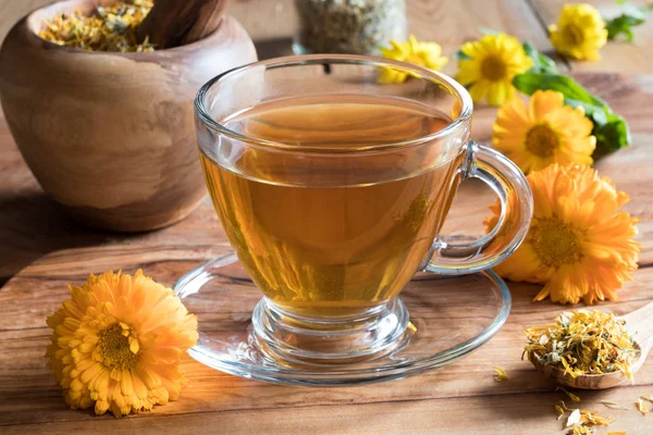 Calendula çay içinde belgili tanımlık geçmiş calendula çiçekli