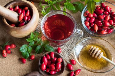 Kuşburnu çay taze rose hips ile