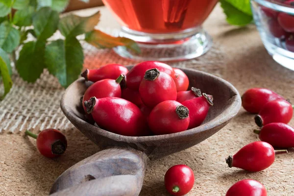 Rosas frescas en una cuchara de madera — Foto de Stock