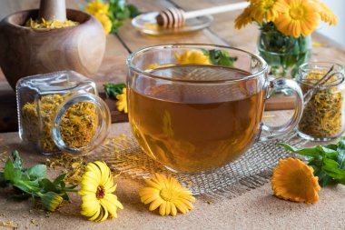 Calendula çay içinde belgili tanımlık geçmiş calendula çiçekli