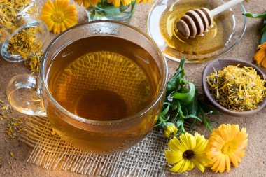 Calendula çay içinde belgili tanımlık geçmiş calendula çiçekli