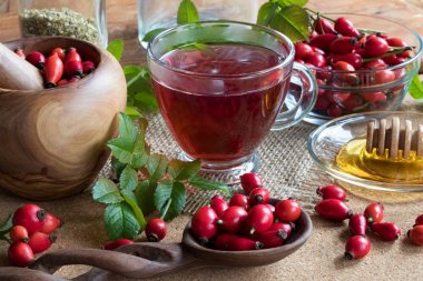 Kuşburnu çay taze rose hips ile
