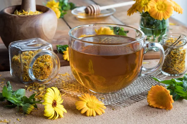 Calendula çay içinde belgili tanımlık geçmiş calendula çiçekli