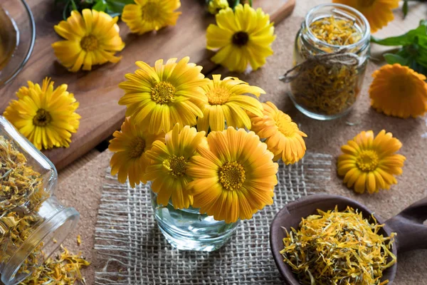 Calêndula fresca e seca (calêndula) flores em uma mesa — Fotografia de Stock