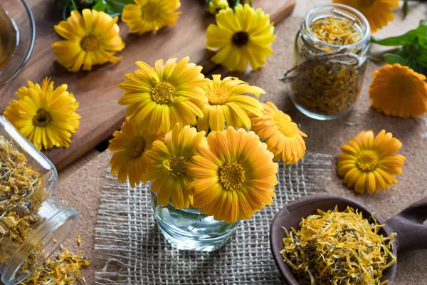 Frische und trockene Ringelblumenblüten auf einem Tisch — Stockfoto