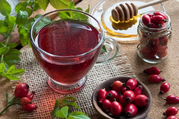 Eine Tasse Hagebuttentee mit frischen Hagebutten — Stockfoto