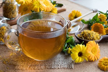 Calendula çay içinde belgili tanımlık geçmiş calendula çiçekli
