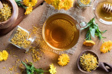 Calendula çay içinde belgili tanımlık geçmiş calendula çiçekli