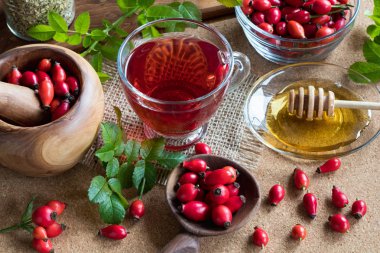 Bir tabloda çay kuşburnu