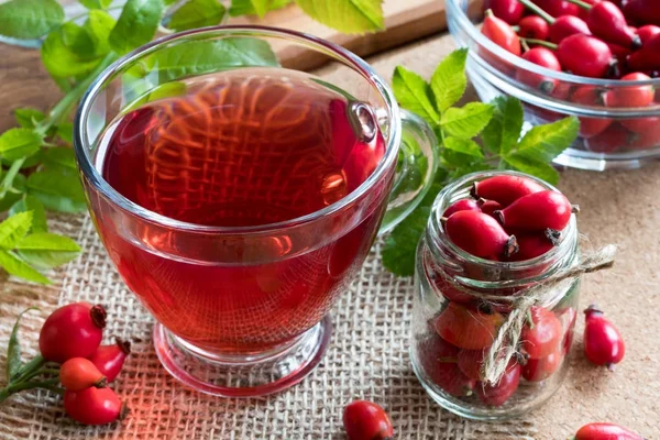 Чашка рожевого хіп-чаю на столі — стокове фото