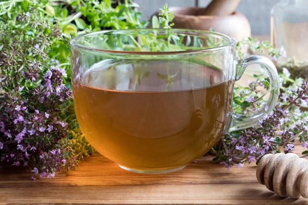 Een kopje thee met kruipende tijm (thymus serpyllum) — Stockfoto