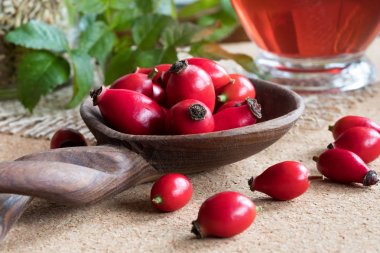 Rose hips bir tahta kaşık bir tablo üzerinde