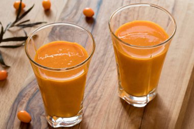 Deniz cehri suyu deniz topalak meyveleri ile iki gözlük