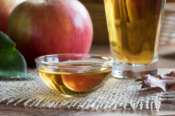사과주 사과 식초, 유리 그릇에는 backgrou에 사과 함께 — 스톡 사진