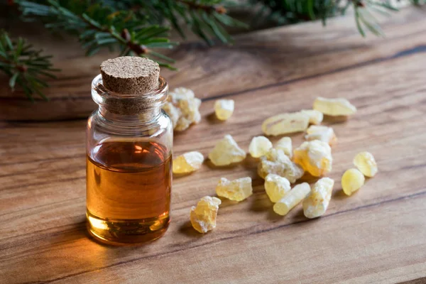 Une bouteille d'huile essentielle d'encens à la résine d'encens — Photo