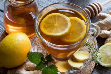 Bir fincan çay zencefil, limon, melissa ve ballı