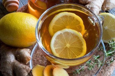 Zencefil, limon ve ballı bir fincan çay.