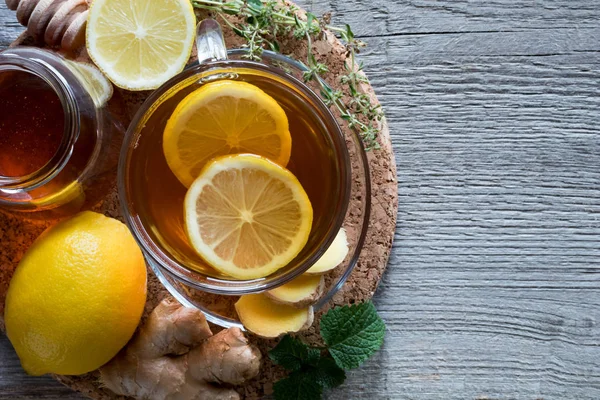 En kop te med ingefær, citron, melissa og honning - Stock-foto