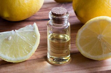 Limon esans ahşap bir masa üzerinde bir şişe