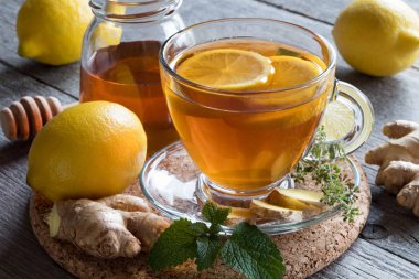 Bir fincan çay zencefil kökü, limon, melissa ve ballı