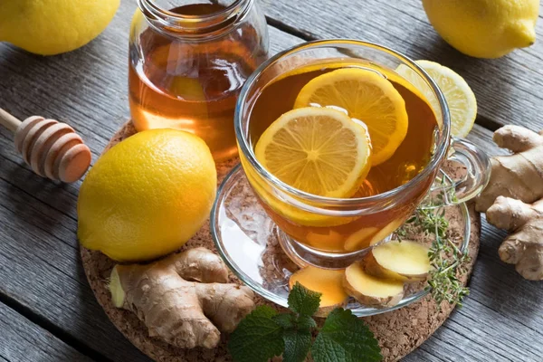 Eine Tasse Tee mit Ingwerwurzel, Zitrone, Melisse und Honig — Stockfoto