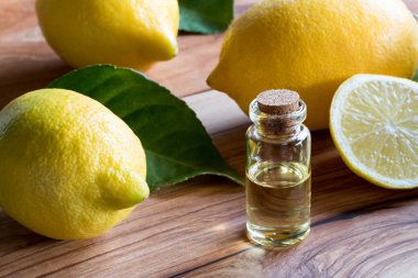 Bir şişe limon uçucu yağ limon ile