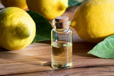 Bir şişe limon uçucu yağ limon ile