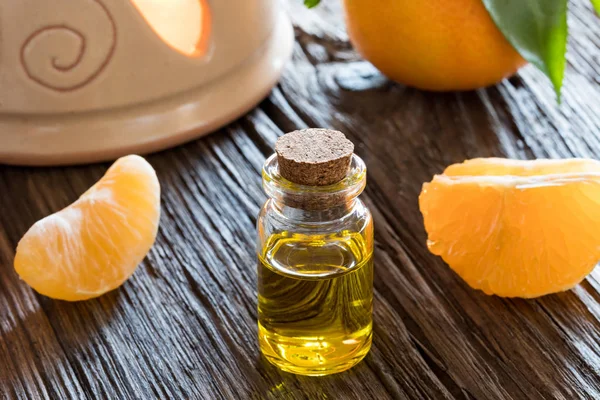 Пляшка мандаринової ефірної олії з мандаринами та ароматом — стокове фото