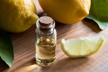 Bir şişe limon uçucu yağ limon ile