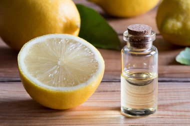Bir şişe limon uçucu yağ ile limon içinde belgili tanımlık geçmiş