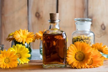 Calendula tentür taze calendula çiçekli bir şişe