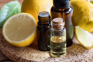 Limon uçucu yağ ile taze limon şişe