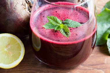 Pancar ve limon arka plan ile bir bardak kırmızı pancar suyu