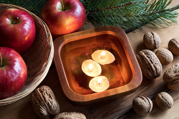 Decoración de Navidad - manzanas, ramas de pino, nueces y floati — Foto de Stock
