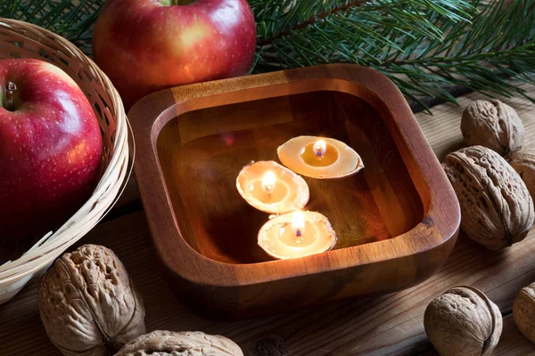 Decoración de Navidad - manzanas, ramas de pino, nueces y floati — Foto de Stock