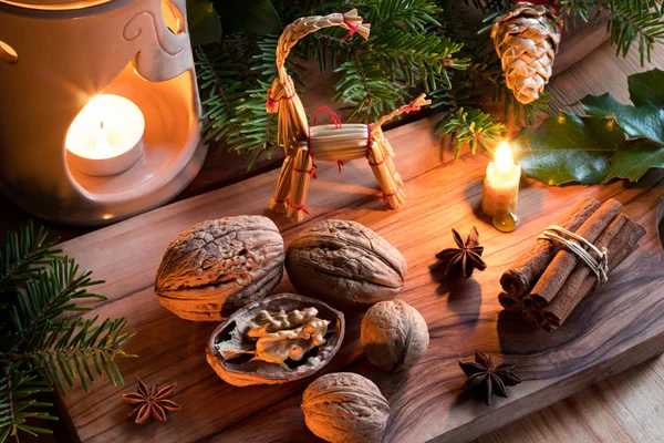 Decoración de Navidad - nueces, velas, canela, anís estrellado, f — Foto de Stock