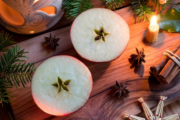 Kerstversiering - kaars, kaneelstokjes, gehalveerde appel, st — Stockfoto